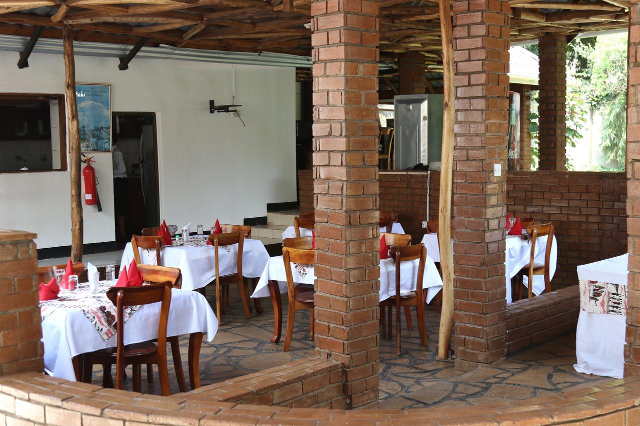 Neneu Hotel Moshi Extérieur photo