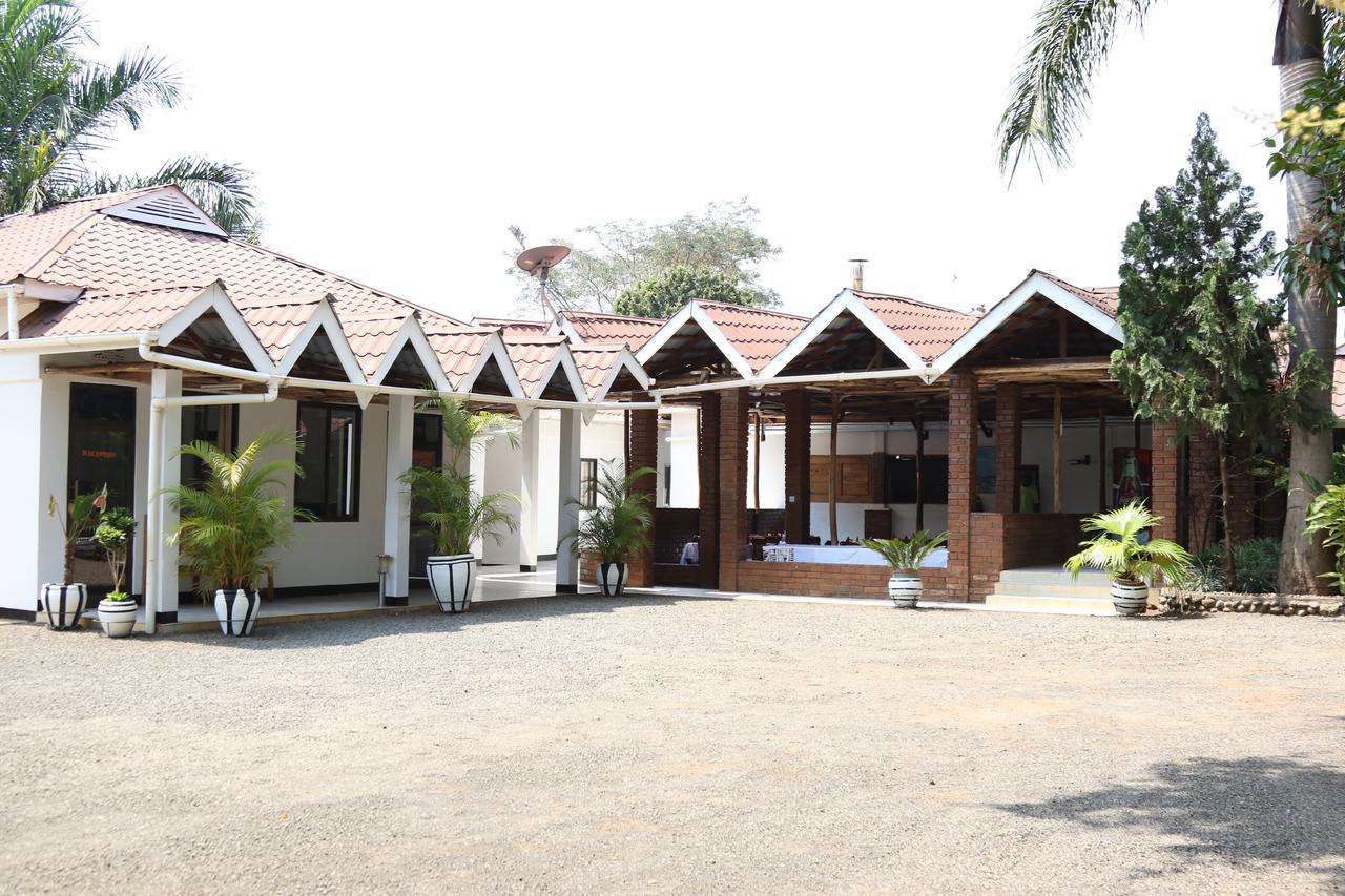 Neneu Hotel Moshi Extérieur photo