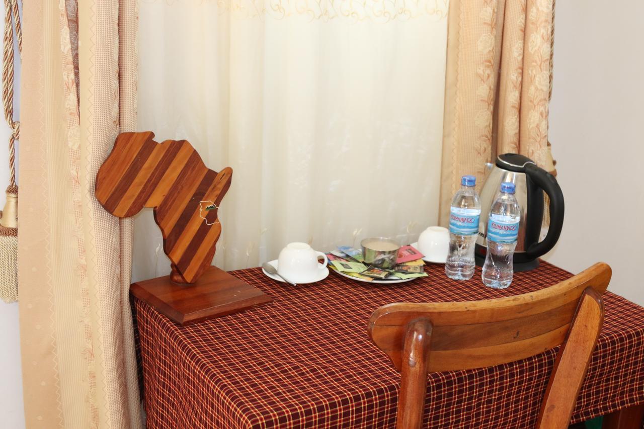 Neneu Hotel Moshi Extérieur photo