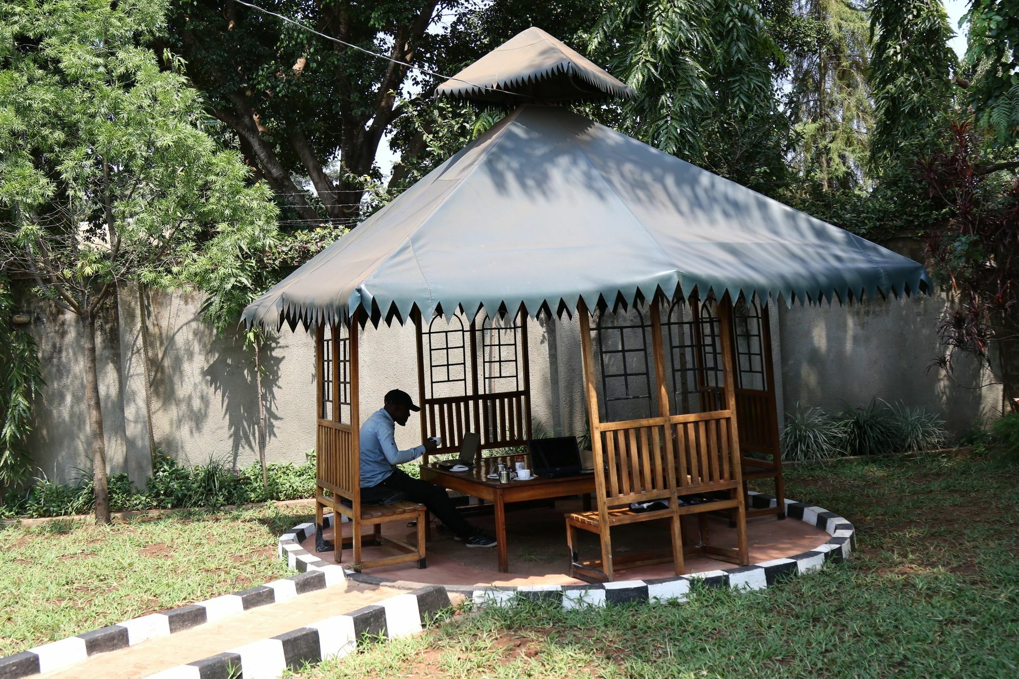 Neneu Hotel Moshi Extérieur photo